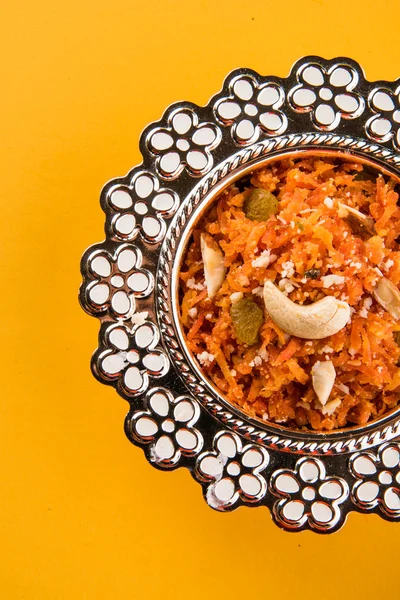 Νόστιμο gajar halwa ή gajar ka halwa αποτελείται ή φρέσκο καρότο, ζάχαρη και γάλα. διακοσμημένα με αμύγδαλο ή badam, cashewnuts και φιστίκια, αγαπημένο επιδόρπιο φίλη Βόρεια ινδική συνήθως σερβίρεται σε γάμους — Φωτογραφία Αρχείου