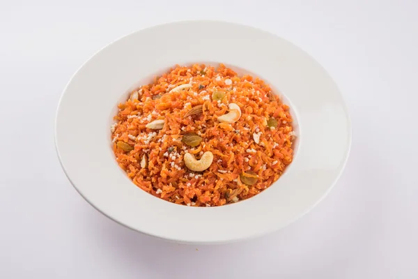 Saboroso gajar halwa ou gajar ka halwa composta ou cenoura fresca, açúcar e leite. decorados com amêndoa ou badam, castanha de caju e pistache, sobremesa norte-indiana favorita geralmente servida em casamentos — Fotografia de Stock