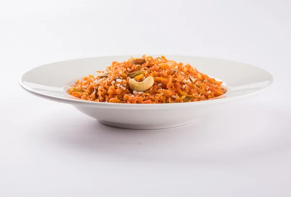 Saboroso gajar halwa ou gajar ka halwa composta ou cenoura fresca, açúcar e leite. decorados com amêndoa ou badam, castanha de caju e pistache, sobremesa norte-indiana favorita geralmente servida em casamentos — Fotografia de Stock