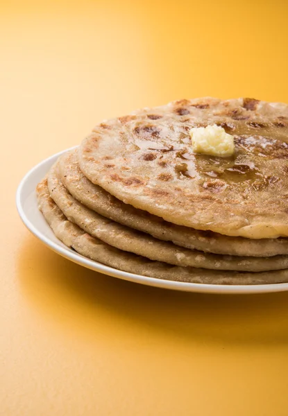 Puran poli is belangrijk zoete menu in holi festival in india, Indiase dessert, puran roti, Indische zoet brood, meestal geserveerd met pure — Stockfoto