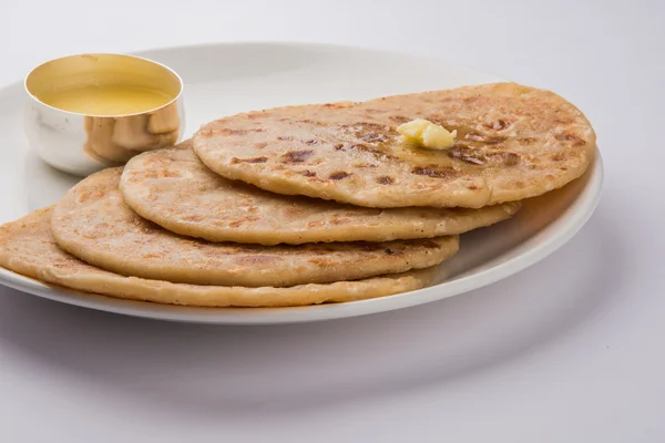 Puran poli ist ein wichtiges süßes Menü beim Holi-Fest in Indien, indisches Dessert, puran roti, indisches süßes Brot, das normalerweise mit reinem Brot serviert wird — Stockfoto
