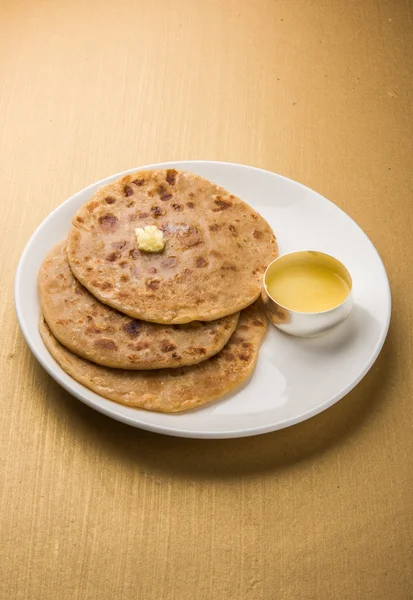 Puran poli는 인도, 인도 디저트, puran roti, 순수한 버터 기름으로 보통 봉사 하는 인도 달콤한 빵에 holi 축제에서 중요 한 달콤한 메뉴 — 스톡 사진