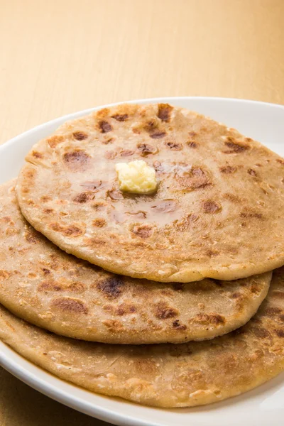 Puran poli is belangrijk zoete menu in holi festival in india, Indiase dessert, puran roti, Indische zoet brood, meestal opgediend met zuivere ghee — Stockfoto