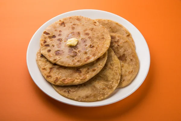Puran poli es un importante menú dulce en el festival holi en la India, postre indio, puran roti, pan dulce indio generalmente servido con ghee puro — Foto de Stock