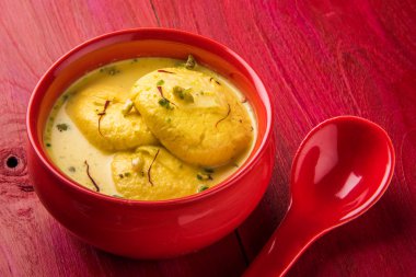geleneksel rasmalai Hint tatlı, Hint tatlı rasmalai veya ras malai, ünlü Bengalli tatlı