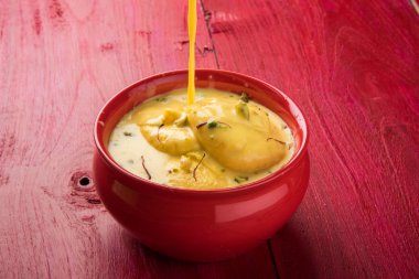 geleneksel rasmalai Hint tatlı, Hint tatlı rasmalai veya ras malai, ünlü Bengalli tatlı