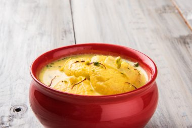 geleneksel rasmalai Hint tatlı, Hint tatlı rasmalai veya ras malai, ünlü Bengalli tatlı