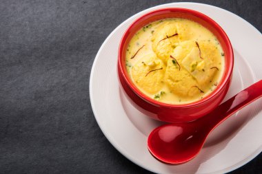 geleneksel rasmalai Hint tatlı, Hint tatlı rasmalai veya ras malai, ünlü Bengalli tatlı
