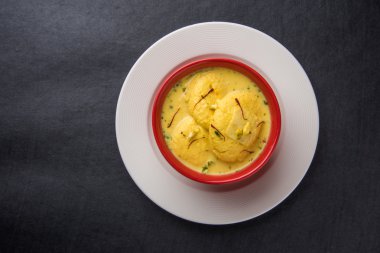 geleneksel rasmalai Hint tatlı, Hint tatlı rasmalai veya ras malai, ünlü Bengalli tatlı