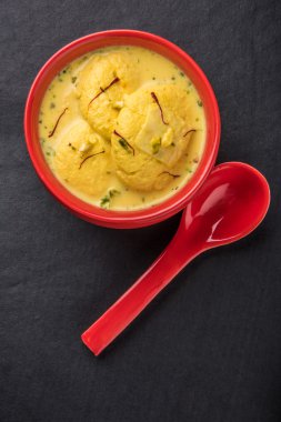 geleneksel rasmalai Hint tatlı, Hint tatlı rasmalai veya ras malai, ünlü Bengalli tatlı
