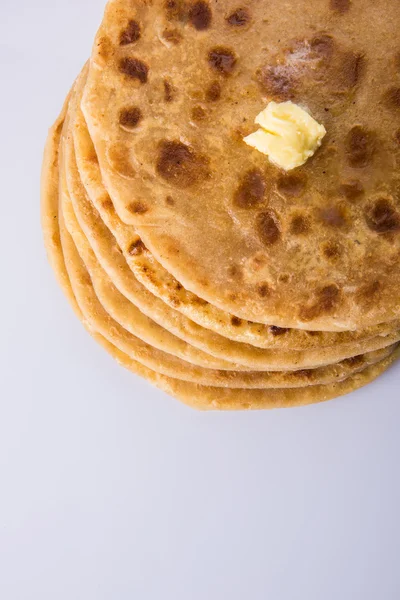 Puran poli ist ein wichtiges süßes Menü beim Holi-Fest in Indien, indisches Dessert, puran roti, indisches süßes Brot, das normalerweise mit reinem Ghee serviert wird — Stockfoto