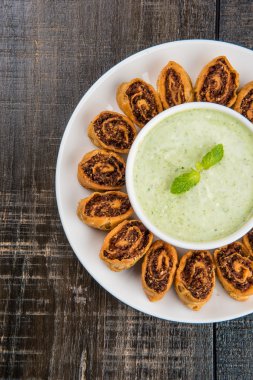 Hint baharatlı tatlı kızarmış aperatif olarak da bilinen bakarwadi veya bakarvadi veya bakar vadi veya bakar wadi veya bahar rulo, çay, favori aperatifler Pune şehir favori aperatifler