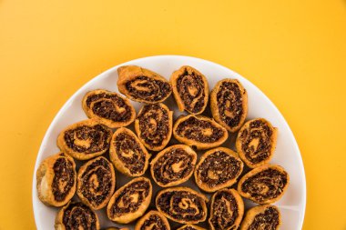 Hint baharatlı tatlı kızarmış aperatif olarak da bilinen bakarwadi veya bakarvadi veya bakar vadi veya bakar wadi veya bahar rulo, favori çay ile aperatifler, pune, maharashtra kökenli madde favori aperatifler