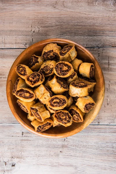 Snack frito dulce picante indio también conocido como bakarwadi o bakarvadi o bakar vadi o bakar wadi o rollitos de primavera, snacks favoritos con té, snacks favoritos originados en pune, maharashtra — Foto de Stock