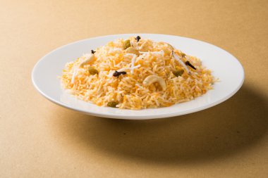 Hindistan cevizi pirinç, pilav hindistan cevizi tatlı, tatlı Hindistan cevizi pirinç olarak da bilinen narali bhat marathi, favori Hint tatlı, konkan gıda, kerala gıda, safran, kaju, karanfil, beyaz kase içinde izole hizmet