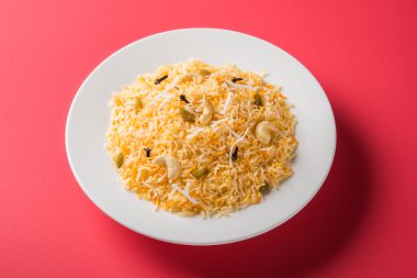 Hindistan cevizi pirinç, pilav hindistan cevizi tatlı, tatlı Hindistan cevizi pirinç olarak da bilinen narali bhat marathi, favori Hint tatlı, konkan gıda, kerala gıda, safran, kaju, karanfil, beyaz kase içinde izole hizmet