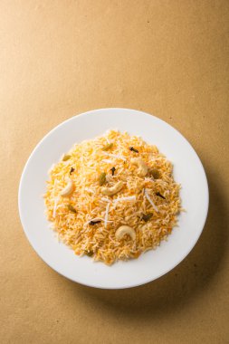 Hindistan cevizi pirinç, pilav hindistan cevizi tatlı, tatlı Hindistan cevizi pirinç olarak da bilinen narali bhat marathi, favori Hint tatlı, konkan gıda, kerala gıda, safran, kaju, karanfil, beyaz kase içinde izole hizmet