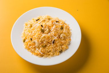 Hindistan cevizi pirinç, pilav hindistan cevizi tatlı, tatlı Hindistan cevizi pirinç olarak da bilinen narali bhat marathi, favori Hint tatlı, konkan gıda, kerala gıda, safran, kaju, karanfil, beyaz kase içinde izole hizmet