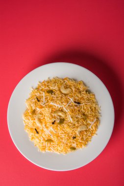 Hindistan cevizi pirinç, pilav hindistan cevizi tatlı, tatlı Hindistan cevizi pirinç olarak da bilinen narali bhat marathi, favori Hint tatlı, konkan gıda, kerala gıda, safran, kaju, karanfil, beyaz kase içinde izole hizmet