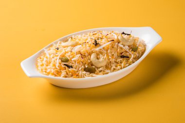 Hindistan cevizi pilavı tarifi. Safran, kaju, karanfil ve beyaz kâsede servis edilen narali bhat olarak da bilinir. Popüler konkani ya da maharaştrian yemekleri