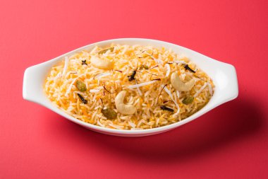 Hindistan cevizi pirinç, pilav hindistan cevizi tatlı, tatlı Hindistan cevizi pirinç olarak da bilinen narali bhat marathi, favori Hint tatlı, konkan gıda, kerala gıda, safran, kaju, karanfil, beyaz kase içinde izole hizmet