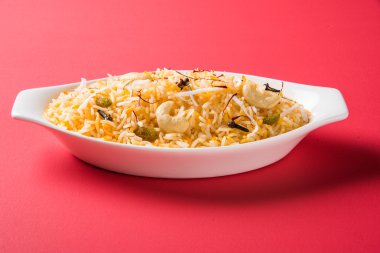 Hindistan cevizi pirinç, pilav hindistan cevizi tatlı, tatlı Hindistan cevizi pirinç olarak da bilinen narali bhat marathi, favori Hint tatlı, konkan gıda, kerala gıda, safran, kaju, karanfil, beyaz kase içinde izole hizmet