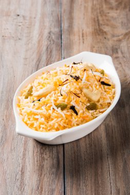 Hindistan cevizi pirinç, pilav hindistan cevizi tatlı, tatlı Hindistan cevizi pirinç olarak da bilinen narali bhat marathi, favori Hint tatlı, konkan gıda, kerala gıda, safran, kaju, karanfil, beyaz kase içinde izole hizmet