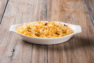 Hindistan cevizi pirinç, pilav hindistan cevizi tatlı, tatlı Hindistan cevizi pirinç olarak da bilinen narali bhat marathi, favori Hint tatlı, konkan gıda, kerala gıda, safran, kaju, karanfil, beyaz kase içinde izole hizmet