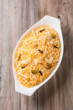 Hindistan cevizi pirinç, pilav hindistan cevizi tatlı, tatlı Hindistan cevizi pirinç olarak da bilinen narali bhat marathi, favori Hint tatlı, konkan gıda, kerala gıda, safran, kaju, karanfil, beyaz kase içinde izole hizmet