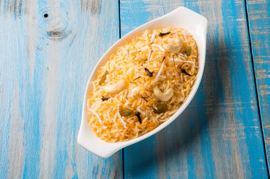 Hindistan cevizi pirinç, pilav hindistan cevizi tatlı, tatlı Hindistan cevizi pirinç olarak da bilinen narali bhat marathi, favori Hint tatlı, konkan gıda, kerala gıda, safran, kaju, karanfil, beyaz kase içinde izole hizmet