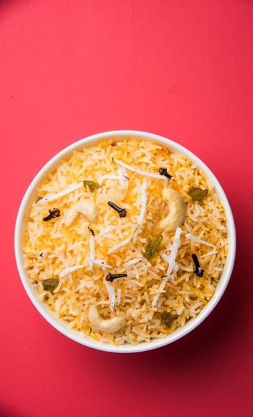 Кокосовый сладкий рис, сладкий кокосовый рис, также известный как Нарали бат в маратхи, любимый индийский сладкий, конкан пищи — стоковое фото