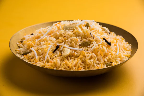 Arroz doce de coco, arroz de coco doce também conhecido como bhat narali em marathi, doce indiano favorito, comida konkan — Fotografia de Stock