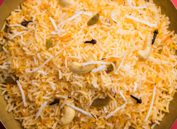 Кокосовый сладкий рис, сладкий кокосовый рис, также известный как Нарали бат в маратхи, любимый индийский сладкий, конкан пищи — стоковое фото