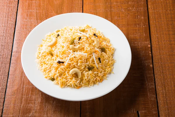 Riz sucré à la noix de coco, riz sucré à la noix de coco également connu sous le nom de narali bhat in marathi, aliment indien préféré, konkan — Photo