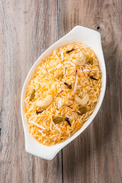 Hindistan cevizi pirinç, pilav hindistan cevizi tatlı, tatlı Hindistan cevizi pirinç olarak da bilinen narali bhat marathi, favori Hint tatlı, konkan gıda, kerala gıda, safran, kaju, karanfil, beyaz kase içinde izole hizmet