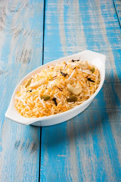 Hindistan cevizi pirinç, pilav hindistan cevizi tatlı, tatlı Hindistan cevizi pirinç olarak da bilinen narali bhat marathi, favori Hint tatlı, konkan gıda, kerala gıda, safran, kaju, karanfil, beyaz kase içinde izole hizmet