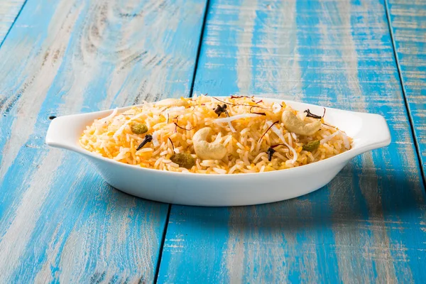 Hindistan cevizi pirinç, pilav hindistan cevizi tatlı, tatlı Hindistan cevizi pirinç olarak da bilinen narali bhat marathi, favori Hint tatlı, konkan gıda, kerala gıda, safran, kaju, karanfil, beyaz kase içinde izole hizmet