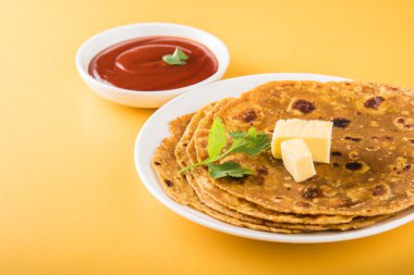 Ghee ve domates soslu sıcak lezzetli paratha