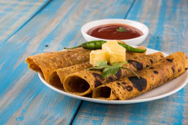 Ghee, yeşil soğuk, kişniş ve domates soslu sıcak lezzetli paratha. Paratha Rolls. Chapati hint baharatları kullanılarak yapılmış. Kalküta ruloları