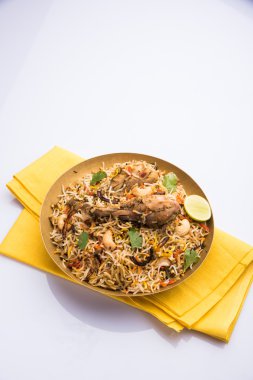 otantik tavuk biryani soğan raita ile