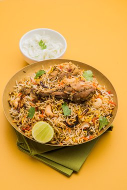otantik tavuk biryani soğan raita ile
