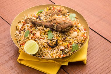 otantik tavuk biryani soğan raita ile