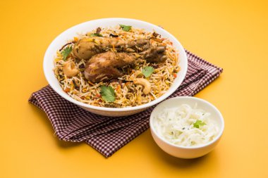 tavuk biryani bacak parça ve raita