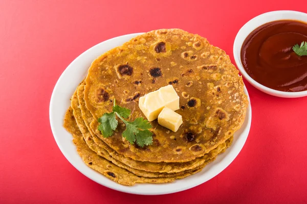 Gorący paratha pyszne z sosem pomidorowym lub ghee — Zdjęcie stockowe