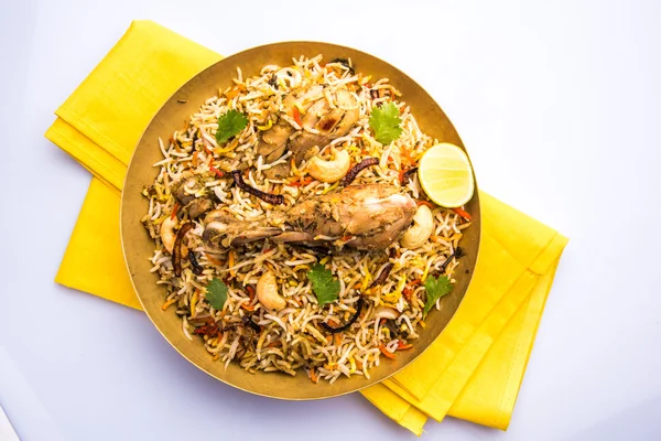 Autentico pollo biryani con cipolla raita — Foto Stock