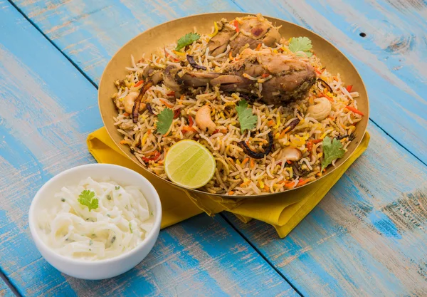 Biryani de frango autêntico com raita de cebola — Fotografia de Stock