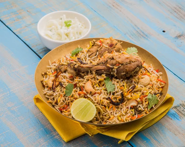 Authentische Huhn biryani mit Zwiebeln raita — Stockfoto