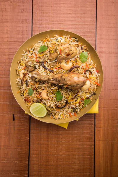 Authentische Huhn biryani mit Zwiebeln raita — Stockfoto