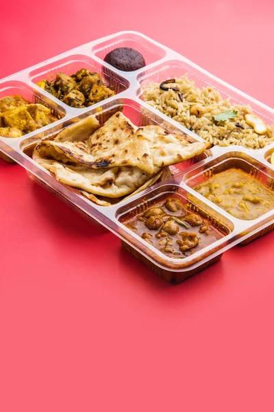 Tali vegetariano indio, paquete tailandés indio, lleve comida a casa, plato de entrega a domicilio tailandés indio, haldiram thali, plato indio — Foto de Stock