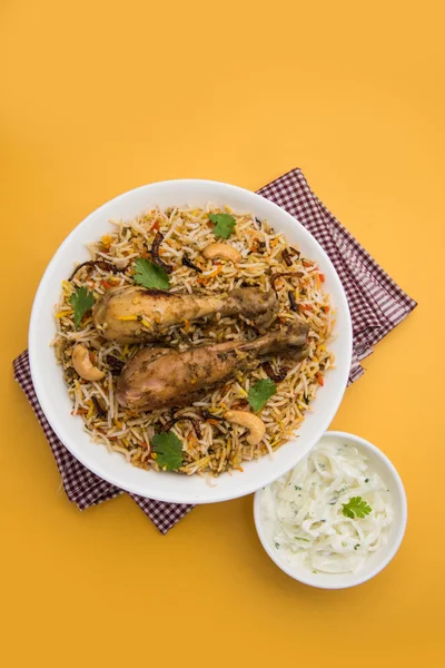 Pollo biryani con pezzo gamba e raita — Foto Stock